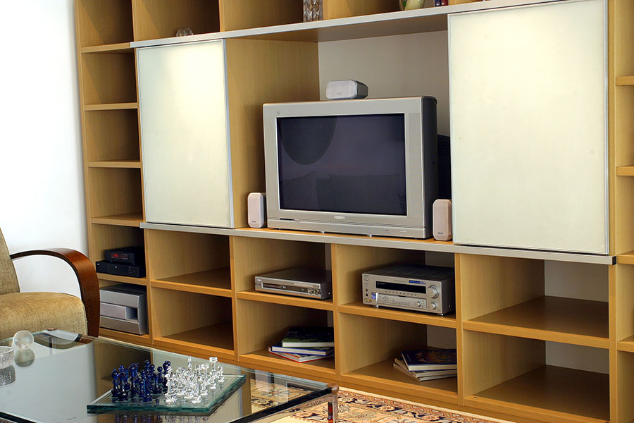 Home theater com TV de tubo, então chamados “flat TVs” (1998)